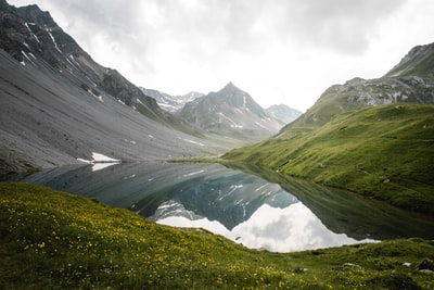 湖和山在厚重的云层
